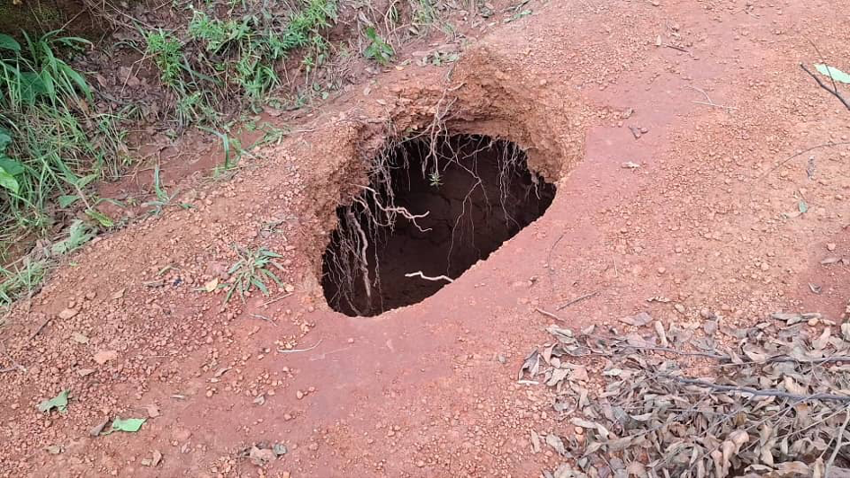 Labé : les usagers de la route menant à Dara partagés entre inquiétude et patience après l’effondrement d’une caverne Labé : les usagers de la route menant à Dara partagés entre inquiétude et patience après l’effondrement d’une caverne